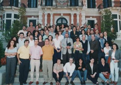 Dr. Marcelo Candegabe Junto A Los Alumnos Frente Al Palau De Les Heures